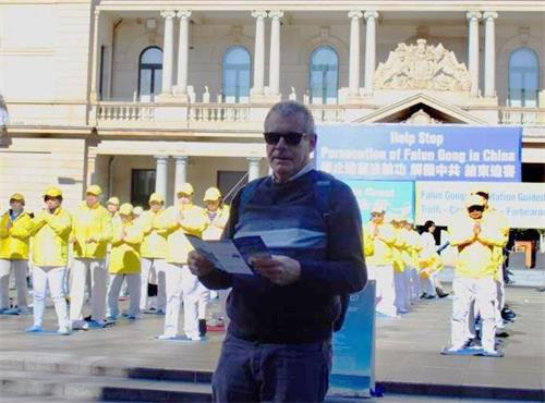 '图8:马克斯·沃伦(Max Warren)祝愿法轮功一切顺利!'