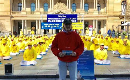 '图14:来自挪威的埃德加(Edgar)将告诉亲朋好友法轮功和平反迫害的精神'