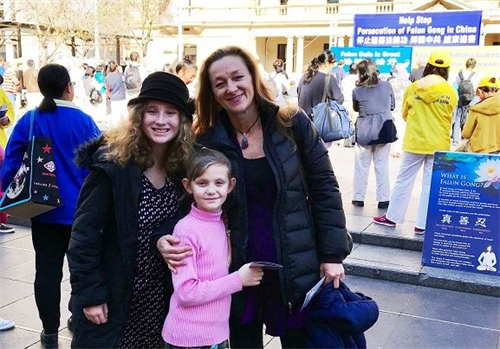 '图15:澳洲人婕迪(Jady)带着孩子一起支持法轮功'