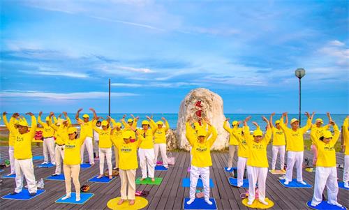 '图1~2:台东法轮功学员集体炼功,展示功法美好。'