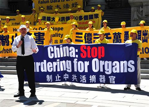'图6:素里市绿色正义党党领温哥华知名博主Dennis Watson先生现场发言'