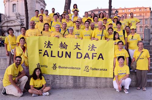 '图9:威尼斯广场(Piazza Venezia)部份法轮功学员合影'