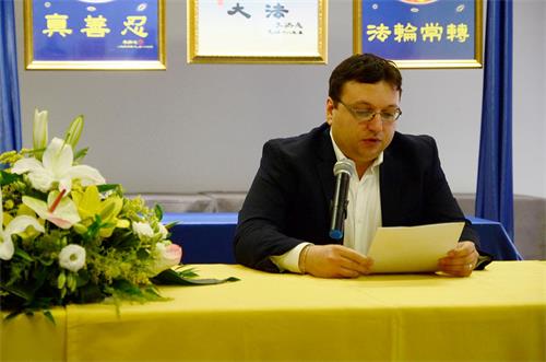 '图11:来自罗马的拉菲尔(Raffer)是一位电脑工程师,他交流了去年罗马神韵演出期间的修炼心得'
