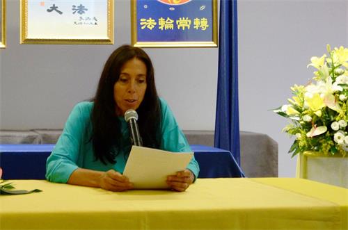 '图13:来自佛罗伦萨的画家蒂亚娜(Diana)交流了自己在推广和参加新唐人油画大赛期间的修炼过程'