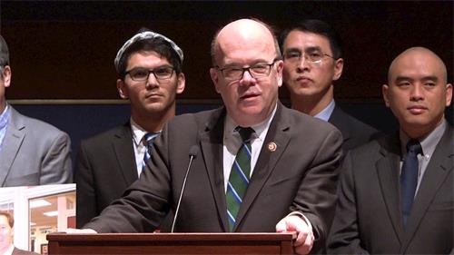 '图:美国国会及行政当局中国委员会(CECC)主席麦高文议员(中)'