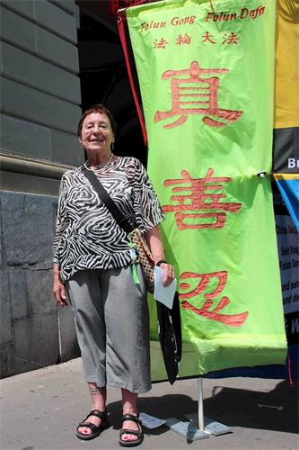 '图9:韦伯女士相信“真善忍”,祝愿法轮大法一切都好'