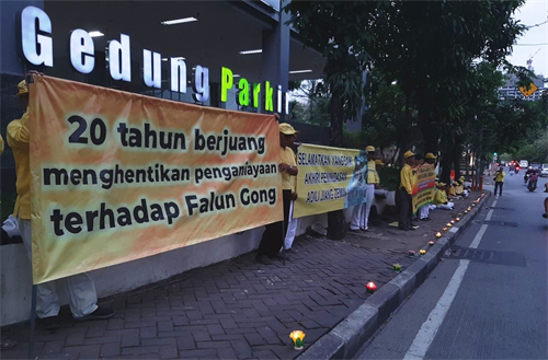 '图3:二零一九年七月二十日下午,在中共驻泗水领事馆前,法轮功学员举行了集会和烛光悼念活动。'