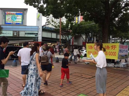 '图1~2:日本中部地区法轮功学员在爱知县首府名古屋市举办讲真相活动'