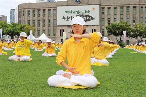 '图1~7:二零一九年七月二十日, 韩国举办“七二零” 反迫害二十周年活动,图为法轮功学员在首尔广场的草坪上集体炼功。'