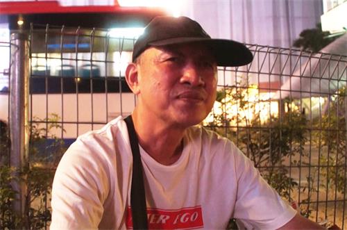 '图11:吴先生一直和法轮功学员坐在一起,表示活动非常好'