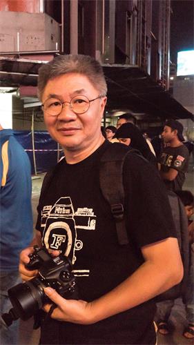 '图12:Danny See表示,法轮功7.20烛光悼念会活动很好,警方也没有阻止,并在一旁协助维持秩序。'