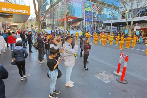 '图16~17:壮观的队伍让市民和游客纷纷驻足拍照。'