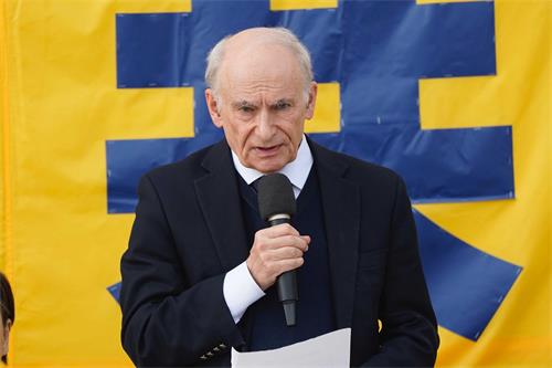 图3:加拿大人权律师大卫.麦塔斯(David Matas)在集会上发言。