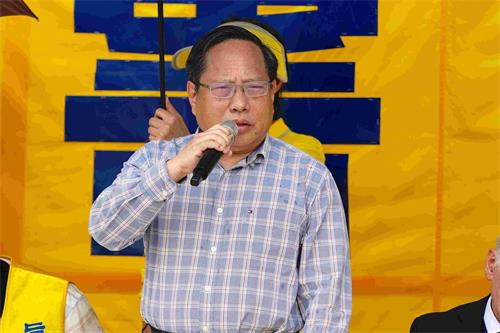 图4:香港支联会主席、前立法会议员何俊仁在集会上发言。