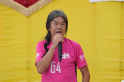 图5:香港前立法会议员梁国雄在集会上发言。