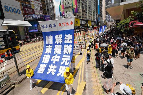 图11:法轮功学员呼吁法办元凶、解体中共、结束迫害。