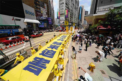 图13:游行队伍展示向天大幡,呼吁解体中共、结束迫害。