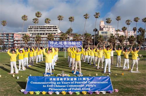 '图1~2:美国圣地亚哥部份法轮功学员在著名的拉荷亚海滩,举行了纪念法轮功和平反迫害20年的系列活动'
