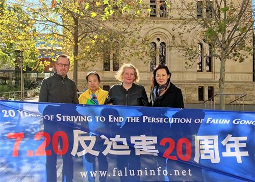 '图5:南澳省立法会委员佛兰克丝(Tammy Franks)(左三)和新南威尔士立法会委员休布里奇(David Shoebridge)(左一)到法轮功学员纪念反迫害20周年活动现场表达支持。'