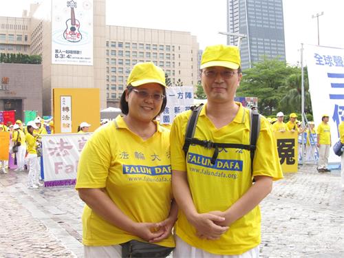 '图1:黄耀中与蔡馥卉夫妇喜获法轮大法至宝,解开疑惑,了解生命真谛。'