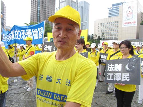 '图2:郑见致在六十五岁开始修炼法轮功,摆脱赌瘾,家庭变和乐。'
