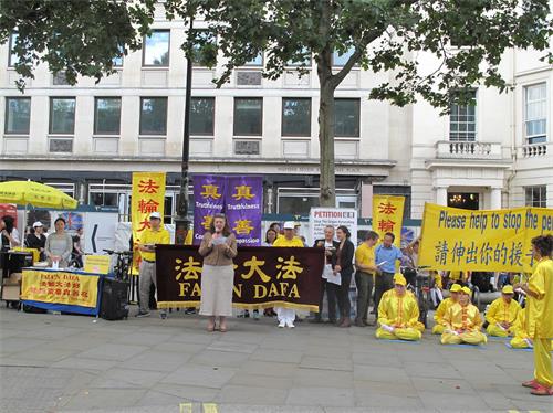 '图10:二零一九年七月二十日下午,法轮功学员在伦敦圣马丁广场(St Martin Place)集会继续传播真相,呼吁制止迫害。'