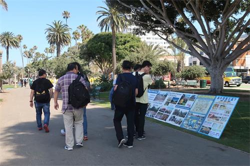 '图4:人们观看法轮功真相展板'