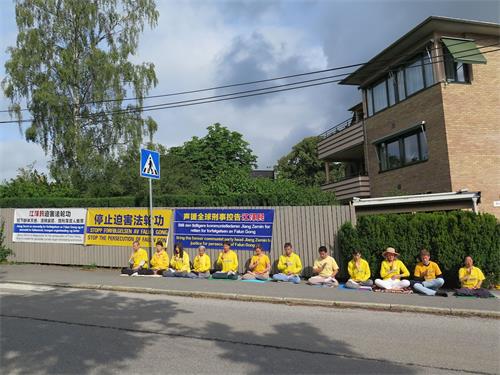 '图1:挪威法轮功学员七二零在奥斯陆的中使馆前谴责中共对法轮功学员长达二十年的迫害'