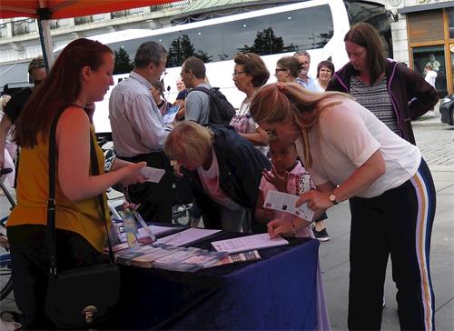 '图3:挪威民众在给国会的要求帮助停止迫害法轮功的征签表上签名'