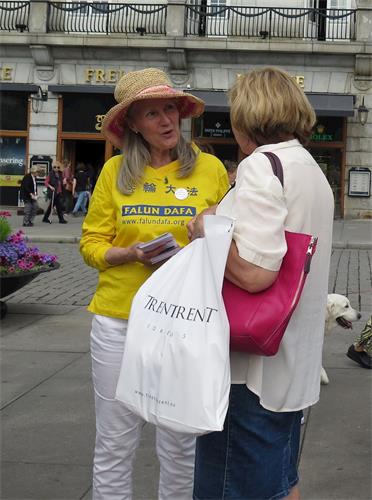 '图4~5:挪威民众了解法轮功受迫害真相'