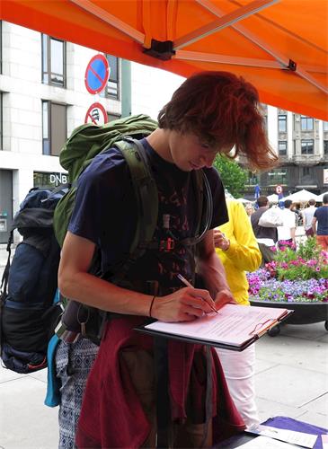 '图6:拉斐(Raphil)在给国会的要求帮助停止迫害法轮功的征签表上签名'