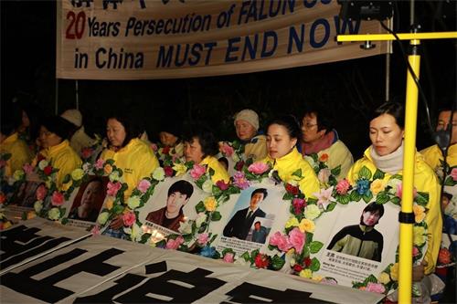 '图15~16:二零一九年七月二十日晚,法轮功学员在墨尔本中领馆前举行了烛光夜悼。'
