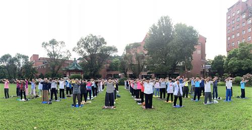 '图1:二零一九年七月二十七日清晨,来自台湾各地的法轮功区辅导员在台北剑潭青年活动中心集体炼功。'