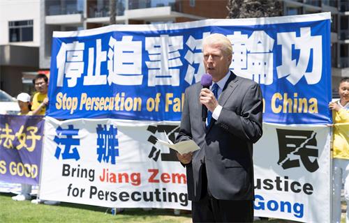 '图2:戴纳·丘吉尔(Dana Churchil)医生在集会中揭露中共活摘法轮功学员器官牟利的罪行。'