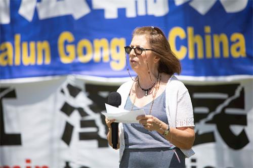 '图3:联合国协会(UNA)南加州分会副主席金妮·哈特菲尔德(Ginny Hatfield)'