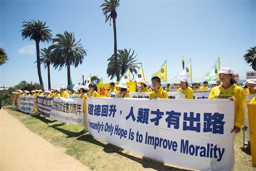 '图6~7:在集会中,法轮功学员也打出真相横幅,让更多人了解真相。'