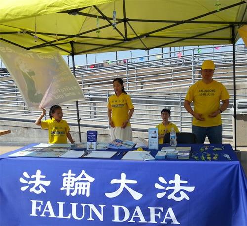 '图1:学员布置好展位伴随着音乐开始炼功'