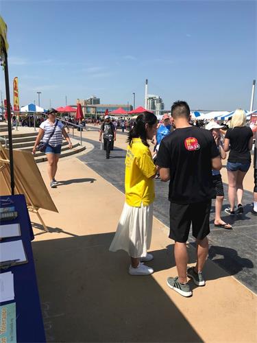 '图3:越南的阮先生跟学员交流'