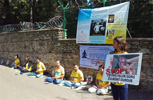 '图1:法轮功学员在中共驻伊斯坦布尔领事馆前发正念'