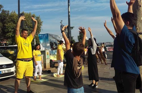 '图3:民众在学功'