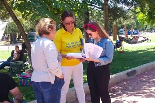 '图4:路人在要求停止迫害的请愿信上签名'