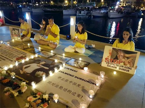 '图5:法轮功学员在中共驻伊斯坦布尔领事馆外举行烛光守夜'