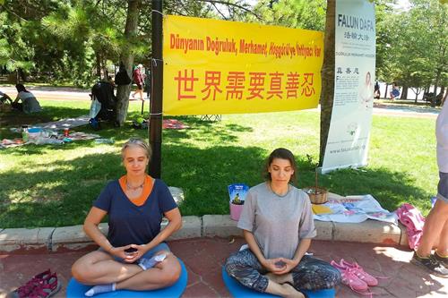 '图7~9:民众学炼法轮功功法'