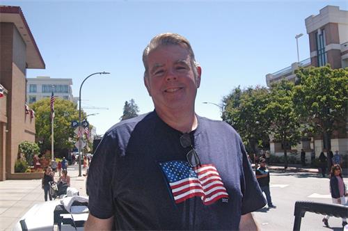 '图11:红木城独立日游行的主持人之一,乔治·迪瓦恩(George Devine)。'