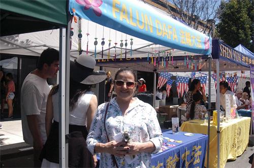 '图12:旧金山湾区一家非营利组织的策划协调人莫妮卡(Monica)表示看到法轮功很高兴。'