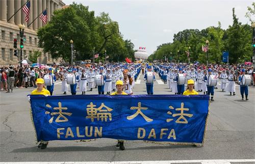 '图1:二零一九年七月四日,法轮功学员参加在美国首都华盛顿举行的独立日游行。'