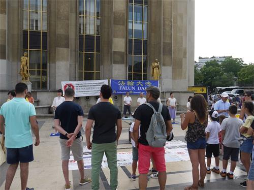 '图5:人们被法轮功功法演示所吸引'