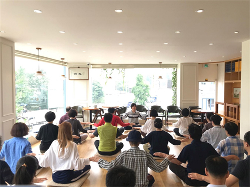 '图1:上午班-新入门的学员在学炼第五套功法--神通加持法'
