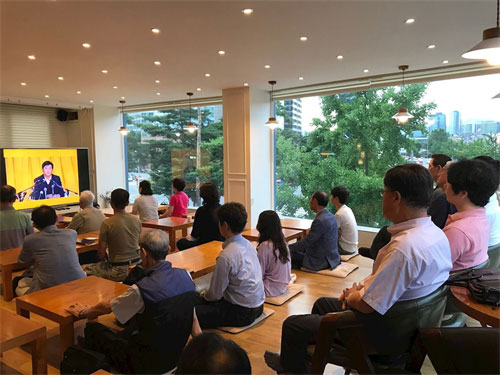 '图3:晚班新入门的学员在聆听师尊广州讲法'