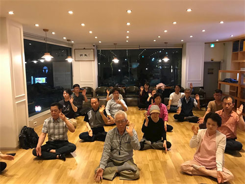 '图4:晚班新入门的学员在学炼第五套功法——神通加持法'